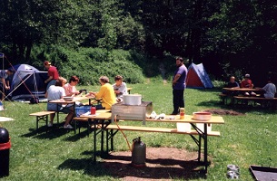 Camping 1999: Erstes Mittagessen nach der Anreise 
	(eigentlich waren Spaghetti geplant)